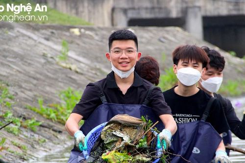 Nghệ An Xanh - Nhóm bạn trẻ gen Z tình nguyện dọn rác, làm sạch môi trường