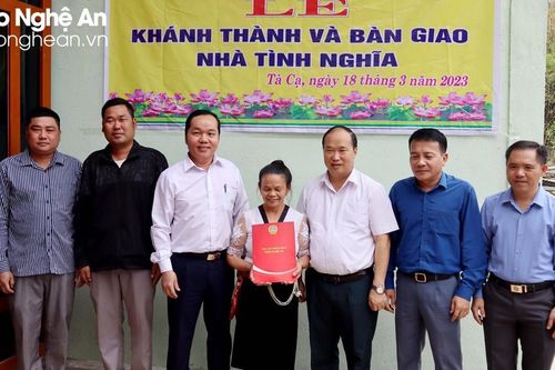 Tòa án nhân dân hai cấp tỉnh Nghệ An trao nhà tình nghĩa cho hộ nghèo ở Kỳ Sơn