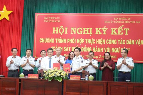 Bến Tre ký kết thực hiện dân vận 'Cảnh sát biển đồng hành với ngư dân'