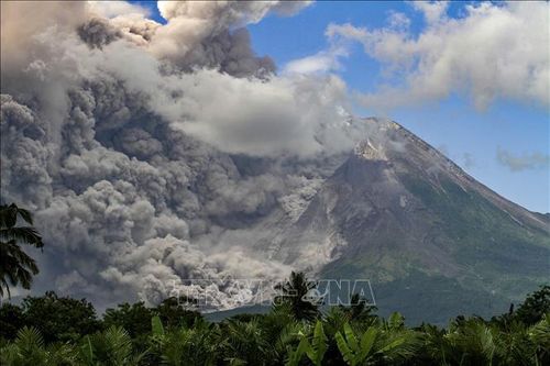 Giới chức Indonesia cảnh báo nguy hiểm khi núi lửa Merapi tạo cột khói bụi cao 1.300m