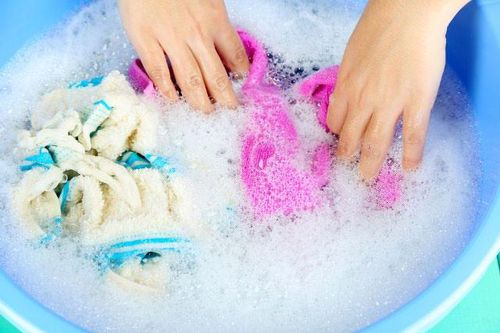 Mẹo loại bỏ vết dầu nhớt trên quần áo trong tích tắc