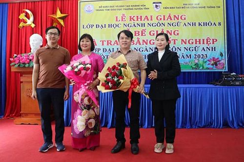 Khai giảng khóa 8 ngành Ngôn ngữ Anh
