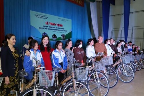 Chùa Quán Thế Âm trao tặng 40 xe đạp đến các học sinh nghèo vượt khó H.M'Đrắk