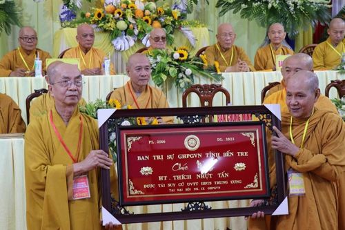 Bến Tre: Bồi dưỡng kiến thức trụ trì cho Tăng Ni và trao giáo chỉ tấn phong giáo phẩm