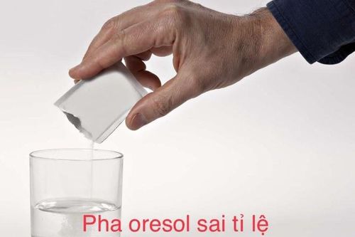 Bé trai 15 tháng tử vong do uống oresol bù nước pha sai tỉ lệ