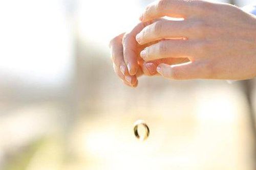 Chia tay bị đòi quà: Chàng trai cởi sạch quần áo trên người ném về phía bạn gái cũ rồi quay đầu hiên ngang bước đi