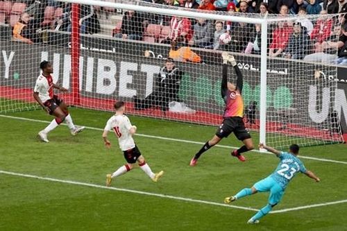 Tottenham hòa cay đắng 3-3 với Southampton