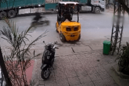 Tai nạn giữa xe máy và xe nâng, nạn nhân tử vong tại chỗ