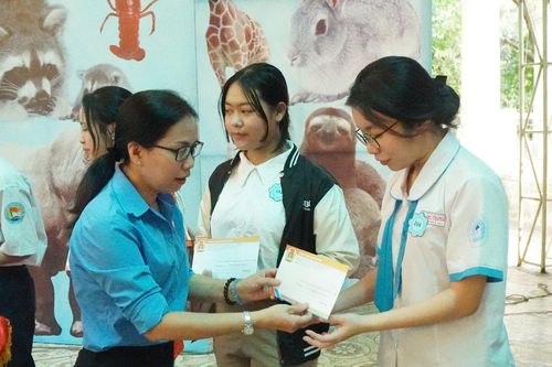 Trao 440 suất học bổng Nguyễn Đức Cảnh cho con công nhân có hoàn cảnh khó khăn