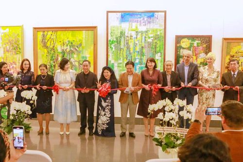 Hai nữ họa sĩ Văn Dương Thành và Julia Oh trong cuộc viễn du sắc màu