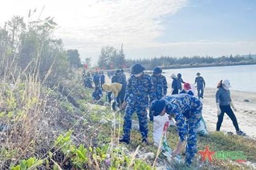 Tuổi trẻ Vùng 4 Hải quân chung tay làm sạch biển