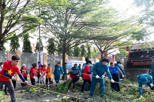 Hơn 1.000 đoàn viên, thanh niên ra quân dọn vệ sinh Rạch Lăng 2
