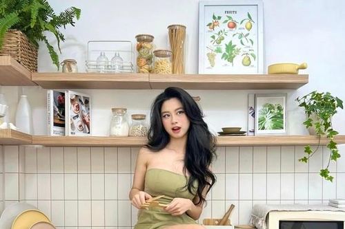Hàn Hằng diện đồ o ép vòng 1, khoe nhan sắc 'không đối thủ'