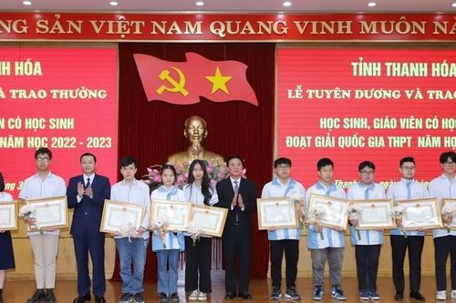 Tỉnh Thanh Hóa trao thưởng học sinh và giáo viên có học sinh đoạt giải quốc gia