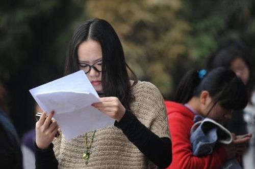 Tỷ lệ chọi cao ngất, cuộc chiến 'bát cơm sắt' tại Trung Quốc vẫn chưa từng hạ nhiệt