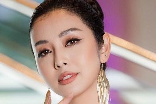 Hoa hậu Jennifer Phạm diện đầm đính kết cầu kỳ làm MC đêm nhạc