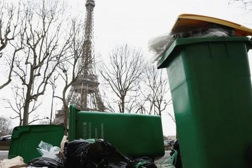 Paris tràn ngập rác thải: Chính quyền thủ đô mâu thuẫn với chính phủ