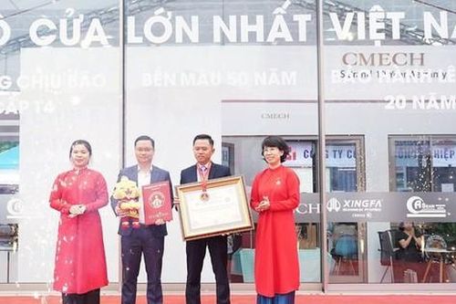 Bộ cửa lùa nhôm kính lớn nhất Việt Nam nặng 2.400 kg