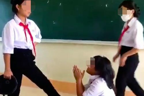 Nữ sinh bị đánh hội đồng, lớp trưởng là người quay clip