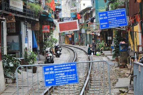 'Cafe đường tàu' ngừng hoạt động để bảo đảm an toàn giao thông
