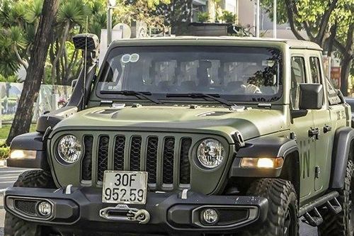 Ông chủ Coffee Trung Nguyên tự tay cầm lái mẫu xe Jeep độ khủng