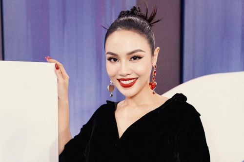 Á hậu Thủy Tiên tự nhận 'như múa lân' dù bị stylist lựa đồ một cách khó hiểu