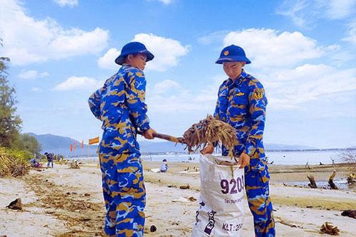 Đoàn cơ sở Lữ đoàn 957 ra quân làm sạch bờ biển
