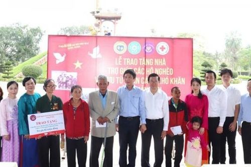 Nguyên Chủ tịch nước Trương Tấn Sang trao tặng nhà tình nghĩa tại Quảng Trị