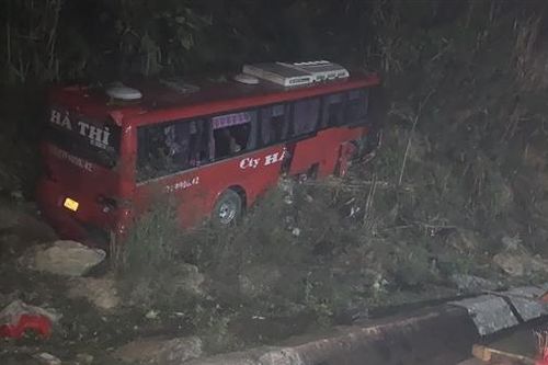 Bị mất phanh, tài xế xe khách đâm vào ta luy dương