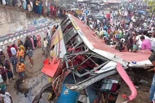 Xe buýt Bangladesh đâm vào lan can cao tốc khiến 19 người chết