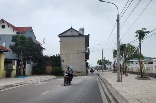 Quảng Ninh: Nhà án ngữ giữa đường, chính quyền lên phương án, dân không chấp thuận