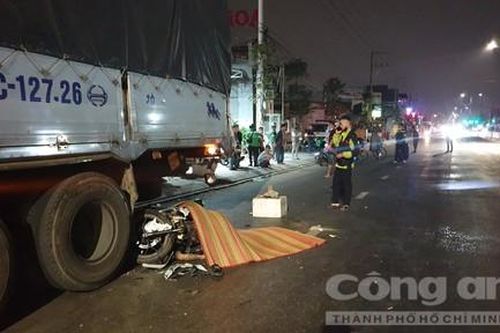 Thanh niên chạy xe máy đi nhậu về tông đuôi xe tải đậu ven đường tử vong