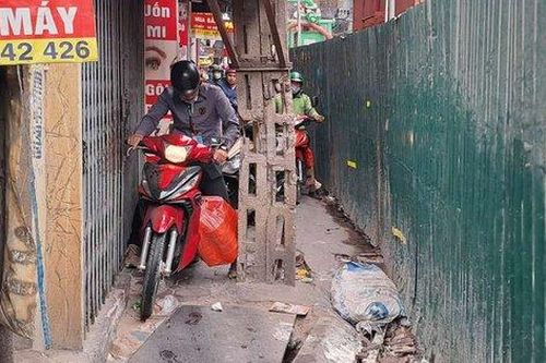 Hà Nội: Người dân sẽ phải 'luồn lách' qua rào chắn thi công đường Lương Thế Vinh bao lâu nữa?