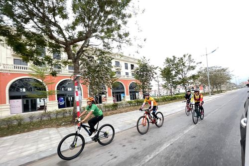 'Cô gái thép' Thanh Vũ đạp xe xuyên Việt từ Trà Cổ đến mũi Cà Mau trên Hành trình 4.7