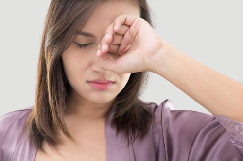 Cách điều trị đau mắt đỏ do virus hoặc vi khuẩn