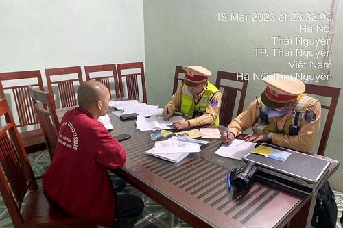 Xử lý xe khách dùng tem đăng kiểm giả trên cao tốc Hà Nội-Thái Nguyên
