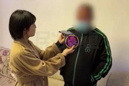 Hẹn hò hơn năm mới biết bạn gái mình là...vợ bạn thân