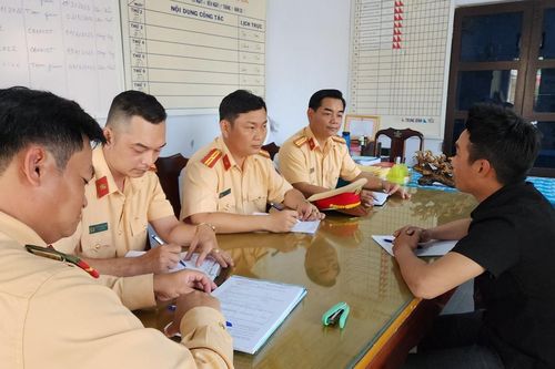 Xác định danh tính cặp đôi 'diễn xiếc' trên xe máy ở đèo Hải Vân