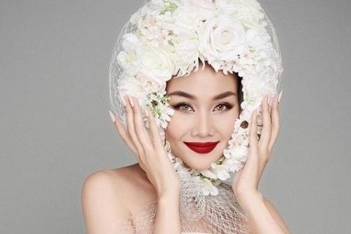 Siêu mẫu Thanh Hằng đẹp sắc nét với trang phục đen-trắng huyền diệu