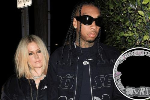 Bạn trai gốc Việt tặng vòng cổ siêu đặc biệt cho Avril Lavigne