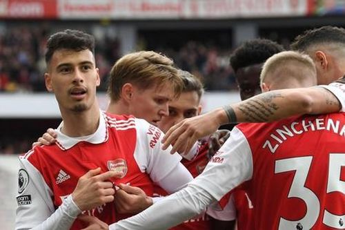 Saka lập cú đúp, Arsenal bỏ xa Man City 8 điểm