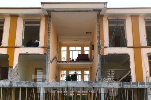 Trụ sở xã đang khang trang nhưng đập đi, sửa để... quay hướng