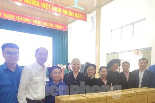 Tặng quà, hỗ trợ trẻ em nghèo và người có công ở Lạng Sơn