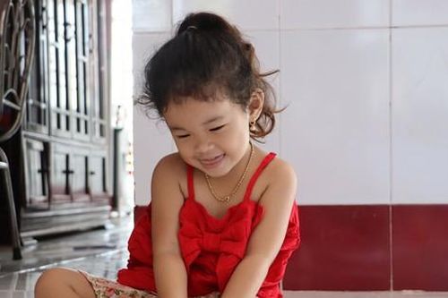 Ngạc nhiên bé gái 2 tuổi tự biết đọc chữ, đếm số cả tiếng Việt lẫn tiếng Anh