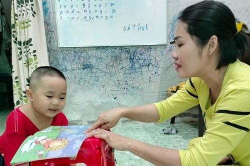 Bé trai 37 tháng tuổi biết tính nhẩm và đọc, viết rành tiếng Việt lẫn tiếng Anh