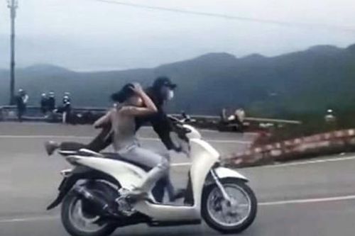 Đôi nam nữ 'diễn xiếc' bằng xe SH trên đường đèo Hải Vân đã trình diện công an