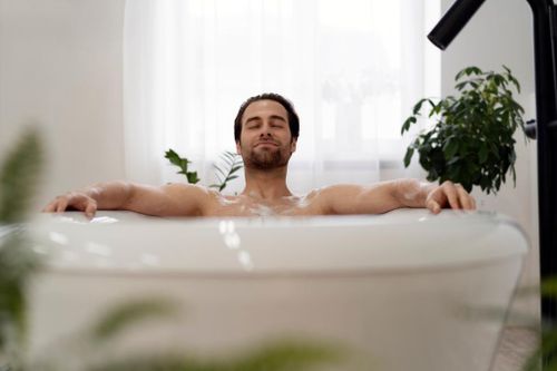 Tắm nước nóng gây vô sinh, 'giết' tinh trùng: Sự thật thế nào?