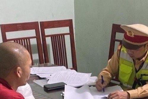Xe hết hạn đăng kiểm, tài xế lên mạng mua tem giả 1,5 triệu đồng