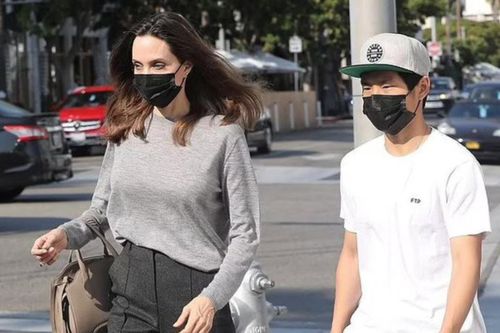 Con trai nuôi gốc Việt của Angelina Jolie tự tin khoe cơ bụng 6 múi ở chốn đông người
