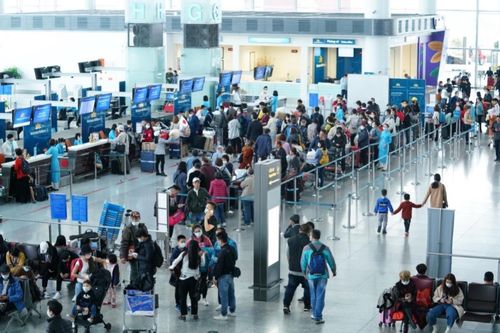 Hành khách bất ngờ thoát y ngay khi máy bay hạ cánh xuống sân bay Nội Bài